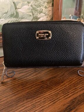 Michael Kors EUC Jet Set Zip-Around Black Pebbled Leather Wallet,